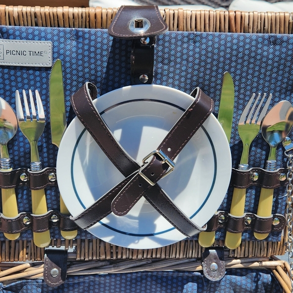 Vintage Picnic Basket - Picture 5 of 6